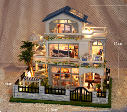 Miniatur-Puppenhaus Bausatz Café aus Holz, mit Möbeln und LED-Beleuchtung. Zum Selberbauen für Erwachsene & Kinder. Kreatives Hobby – tolles Weihnachtsgeschenk für die ganze Familie.